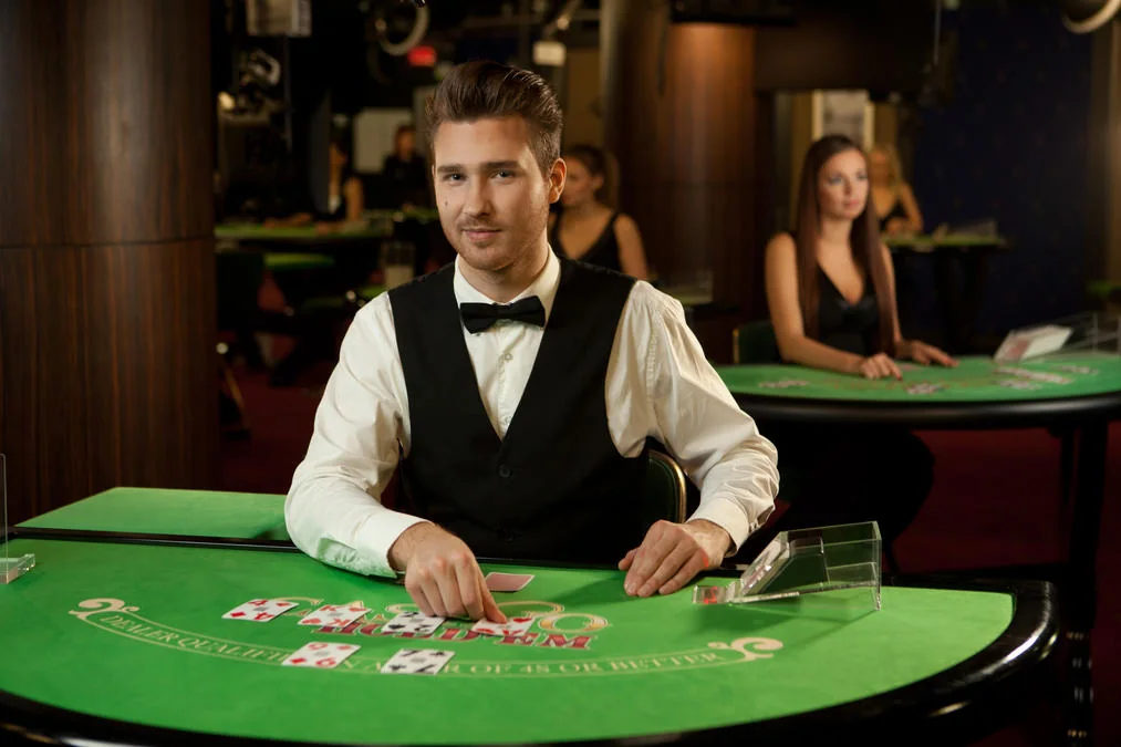 Ruang dealer dan meja permainan live