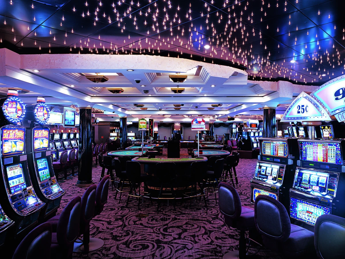 Tampilan meja roulette dan permainan kasino modern